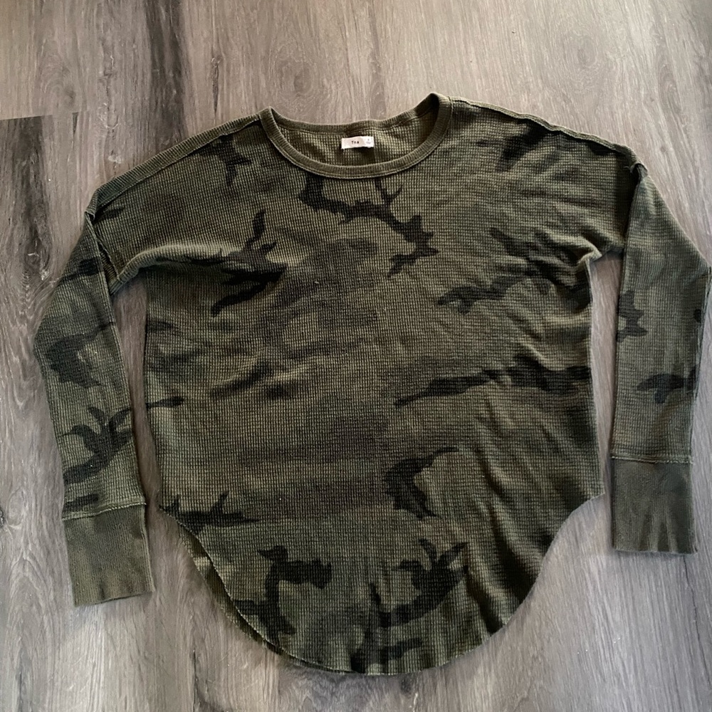 Aritzia TNA Camo top size small, good condition